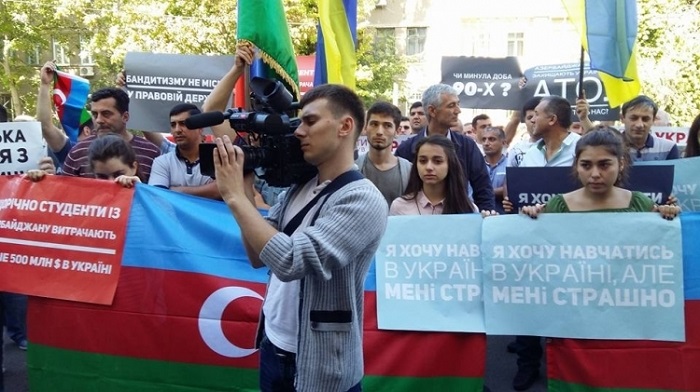 Azerbaijanis rally outside Ukraine’s Interior Ministry in Kiev - PHOTOS